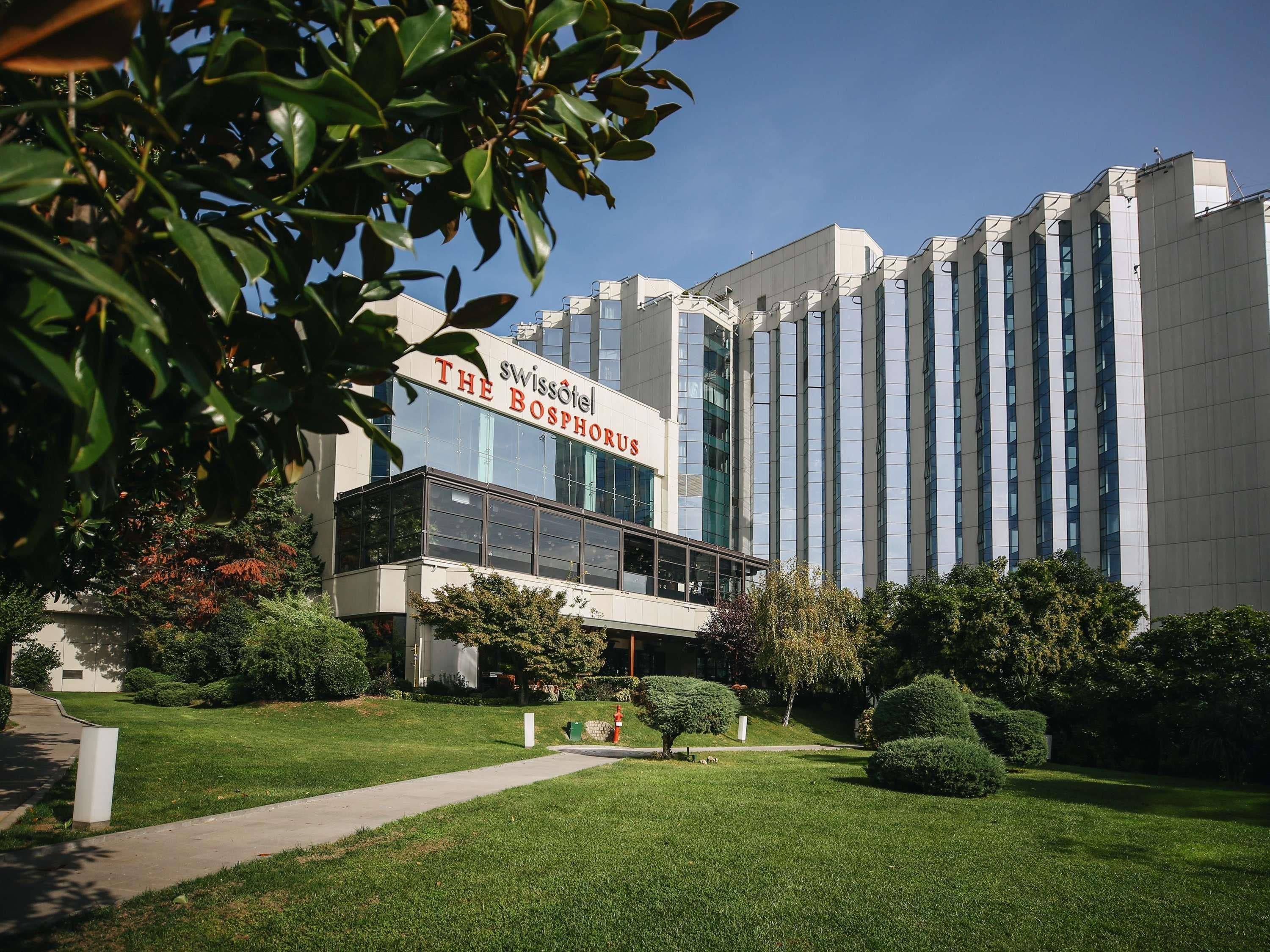 Un bâtiment moderne sur lequel on peut lire l’inscription « swissotel THE BOSPHORUS ».