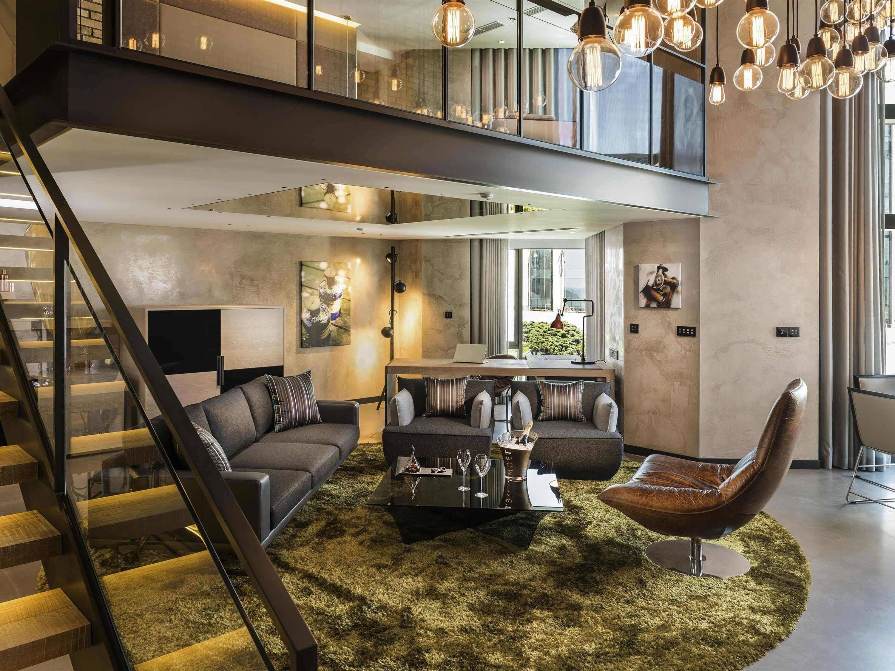 Signature Loft, 2 Bedrooms with executive lounge access | Hypo-allergenic bedding, minibar, in-room safe, desk