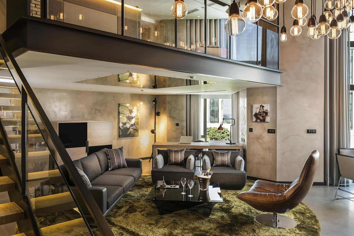 Signature Loft, 2 Bedrooms with executive lounge access | Hypo-allergenic bedding, minibar, in-room safe, desk