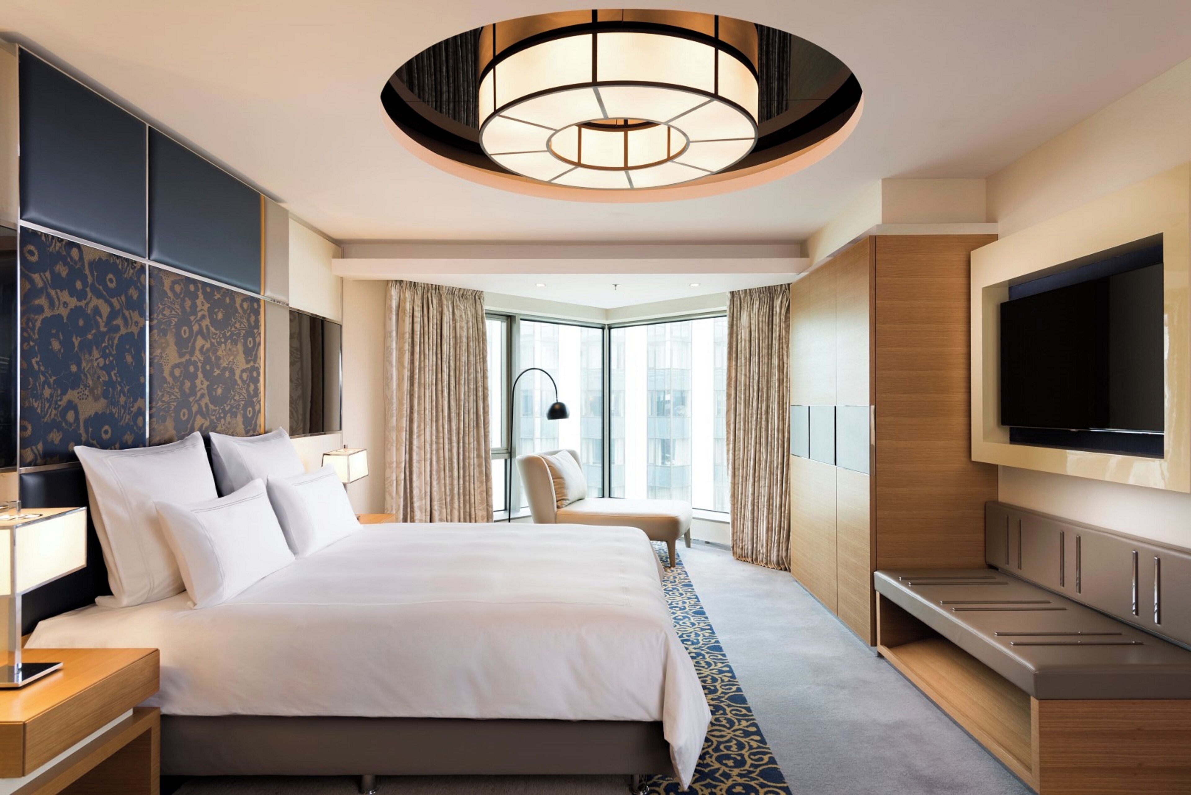 Hypo-allergenic bedding, minibar, in-room safe, desk