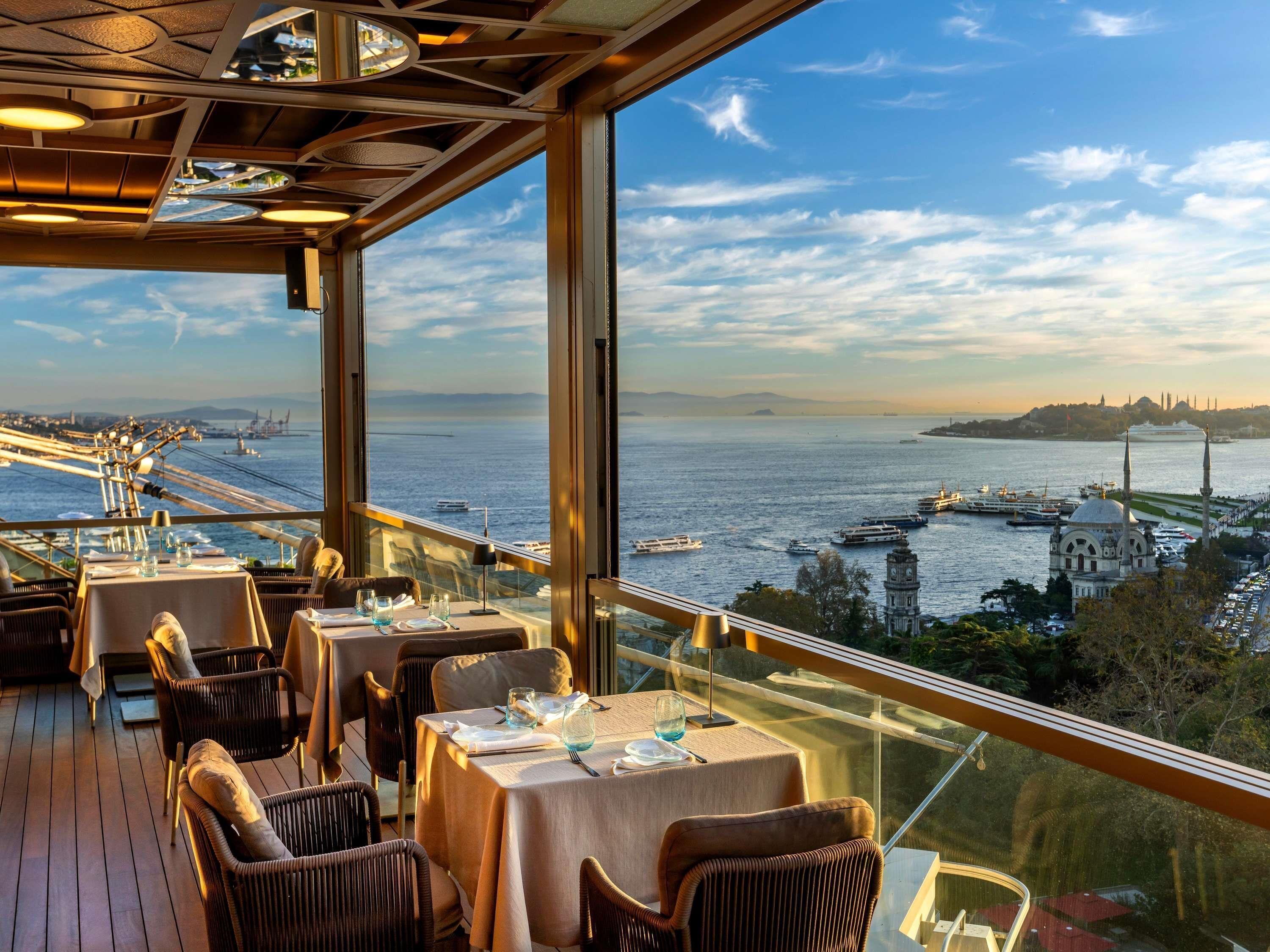 8 restaurants; breakfast, lunch and dinner served 