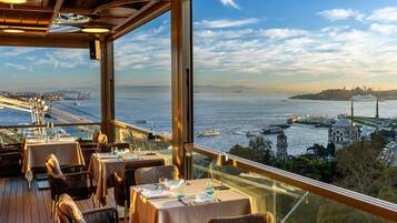 8 restaurants; breakfast, lunch and dinner served