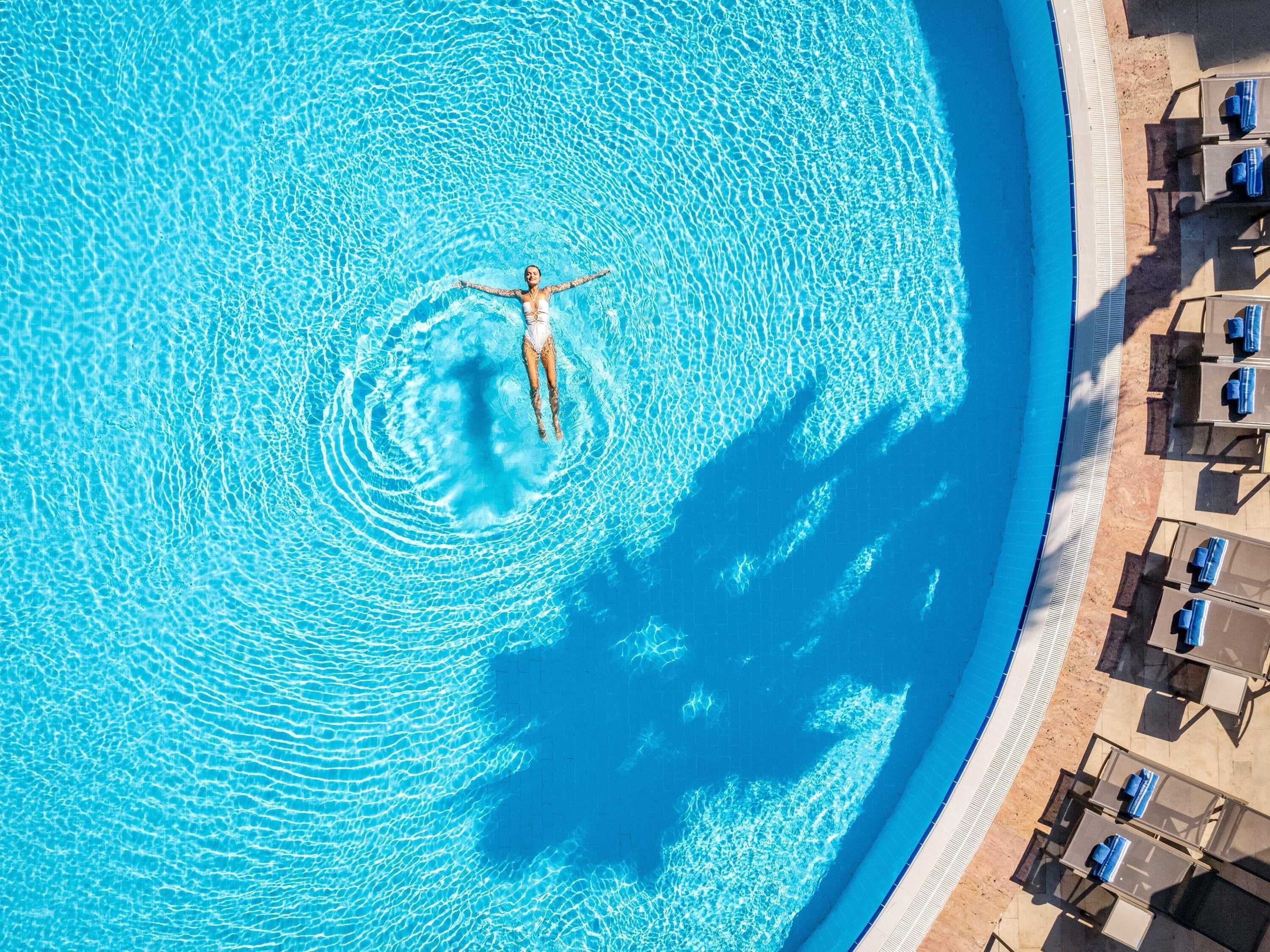 8 restaurants, breakfast, lunch, dinner served; international cuisine 