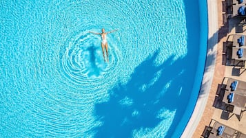 8 restaurants, breakfast, lunch, dinner served; international cuisine