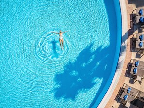 8 restauranter; serverer morgenmad, frokost og internationale retter