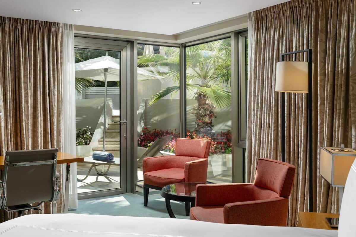 1 quarto, roupas de cama antialérgicas, frigobar, cofres nos quartos