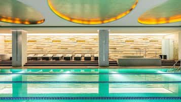 Una piscina techada, una piscina al aire libre de temporada