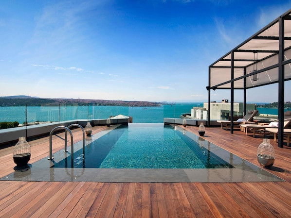 Piscine intérieure, piscine extérieure en saison, cabanas (supplément)