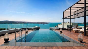 Una piscina cubierta, una piscina al aire libre de temporada