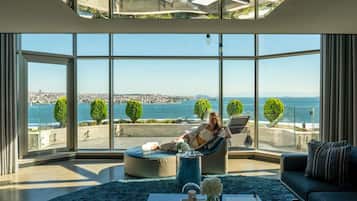 Signature Loft, 2 Bedrooms, Terrace | Hypo-allergenic bedding, minibar, in-room safe, desk