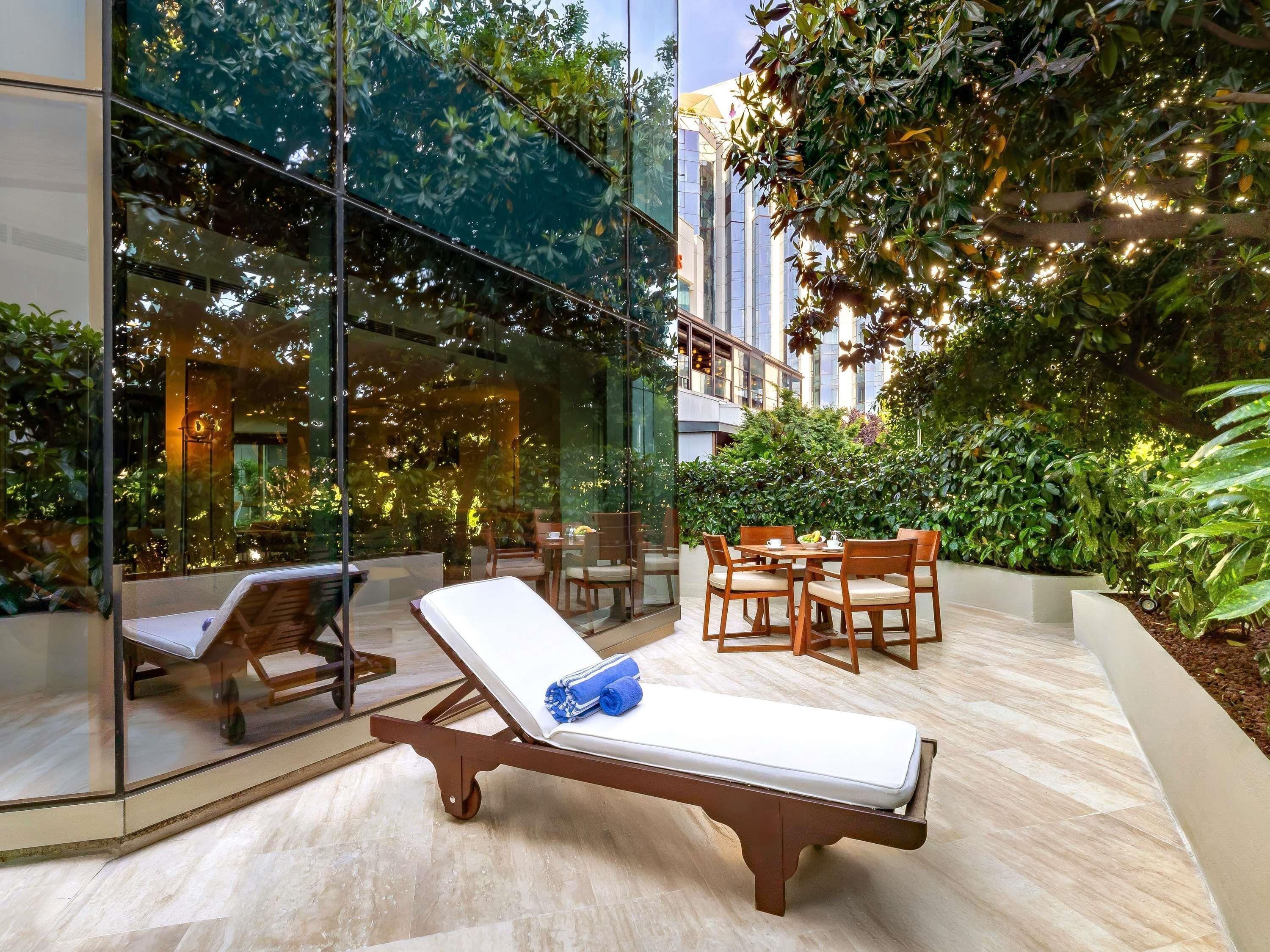 Deluxe Family Suite Pool Side with executive lounge access | Hypo-allergenic bedding, minibar, in-room safe, desk