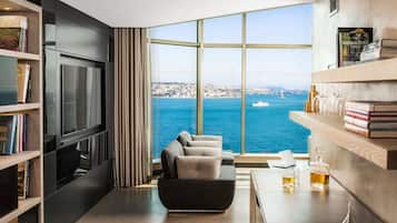 Signature Loft, 1 Double Bed, Corner with executive lounge access | Hypo-allergenic bedding, minibar, in-room safe, desk