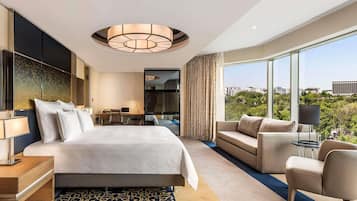 Hypo-allergenic bedding, minibar, in-room safe, desk