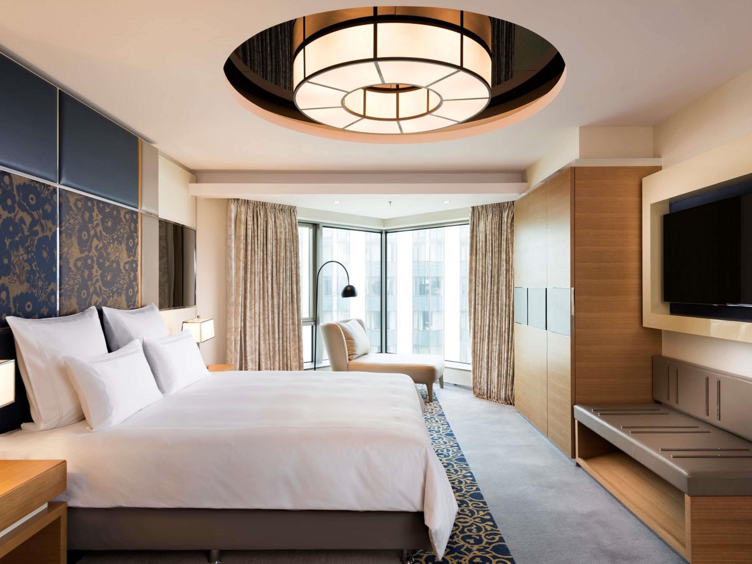 Hypo-allergenic bedding, minibar, in-room safe, desk