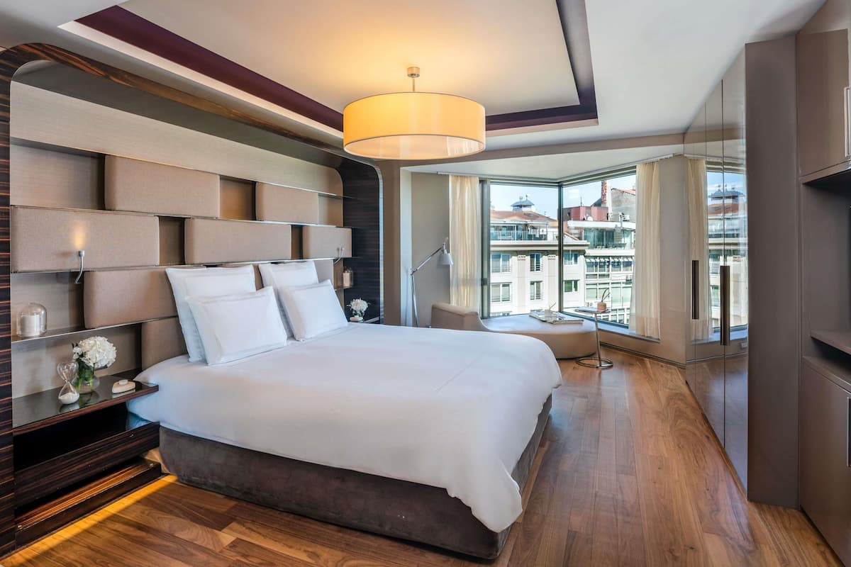 Hypo-allergenic bedding, minibar, in-room safe, desk