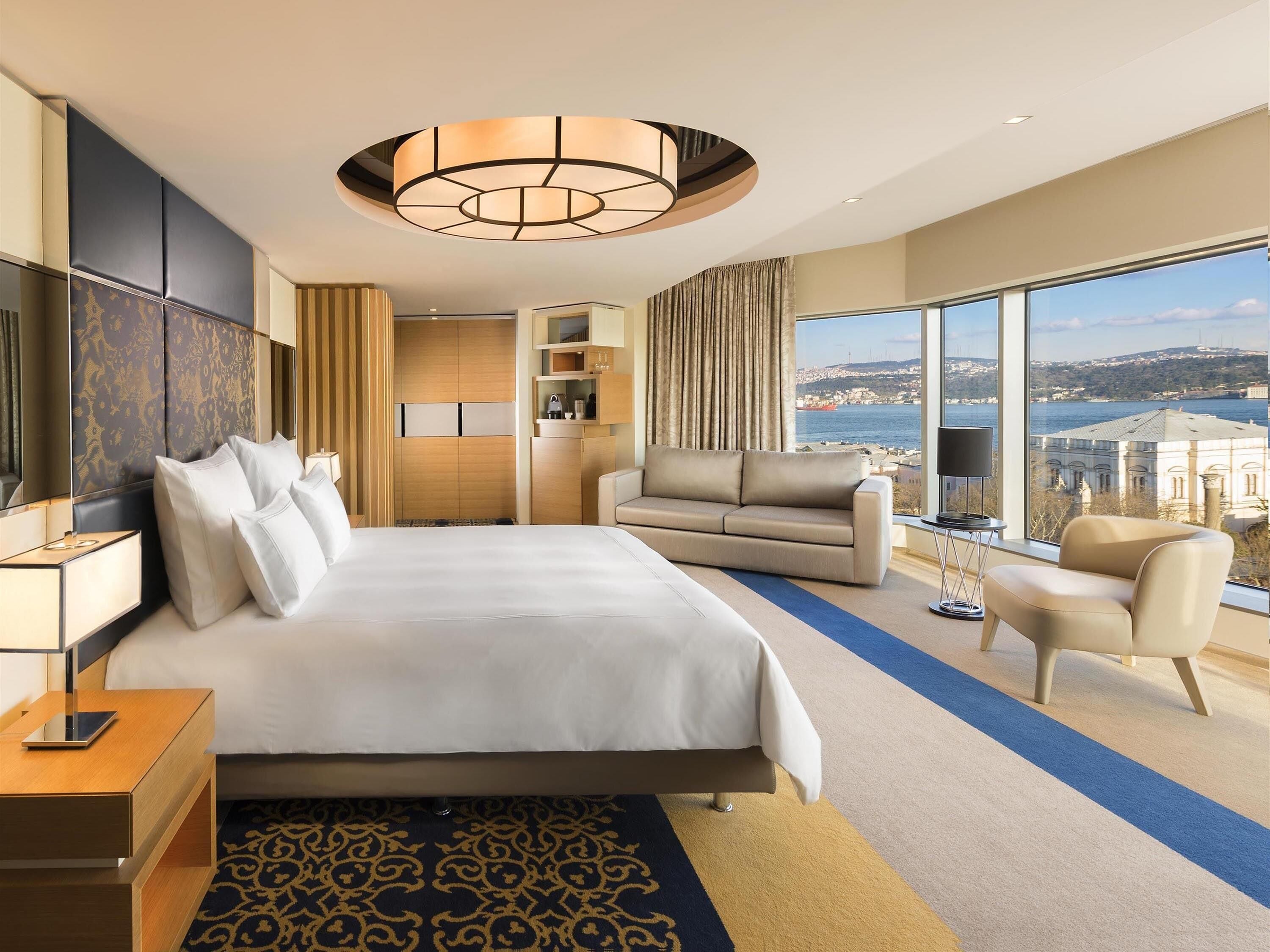 Swiss, Executive Room, 1 King Bed, Corner | Hypo-allergenic bedding, minibar, in-room safe, desk