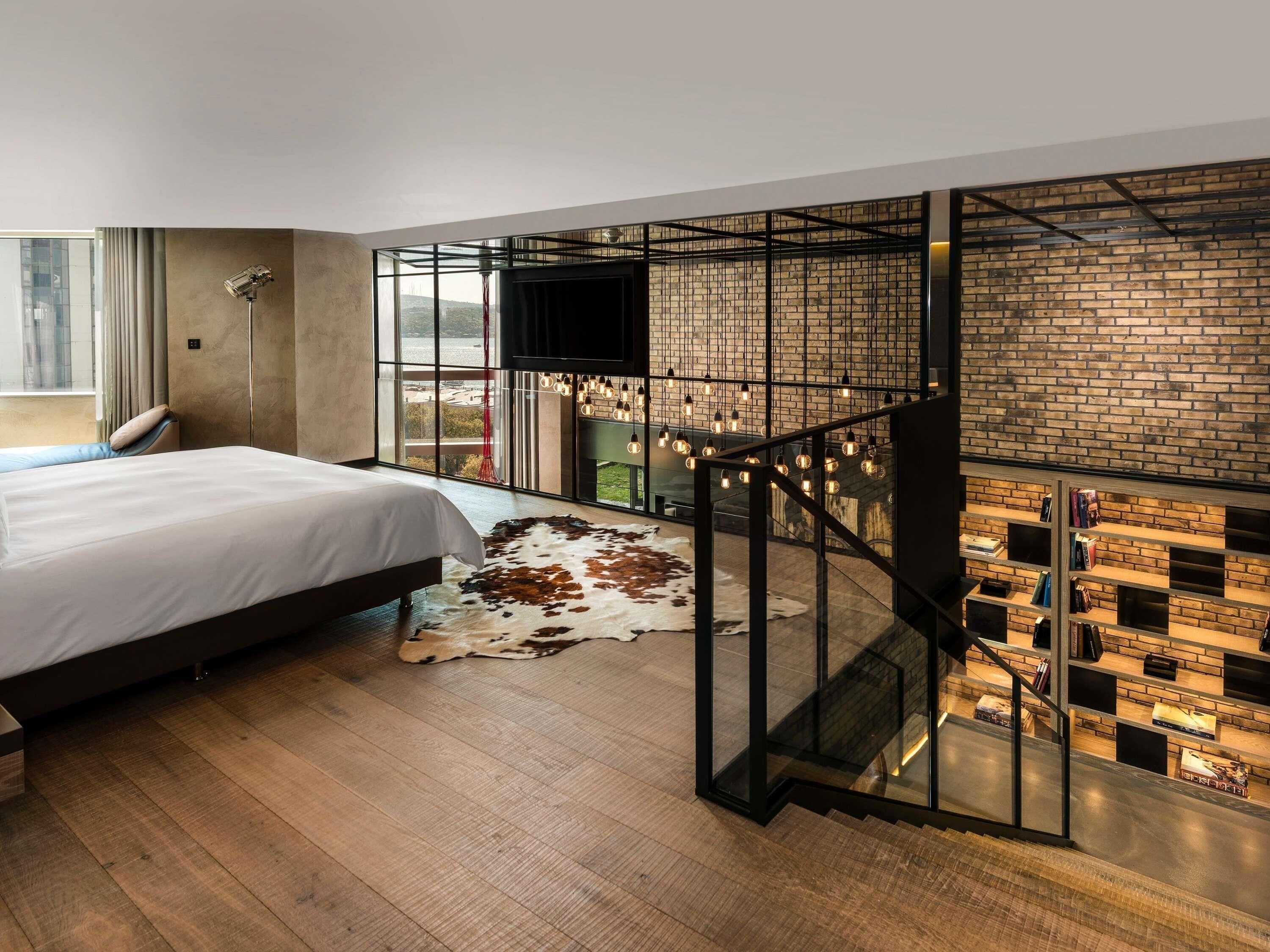 Hypo-allergenic bedding, minibar, in-room safe, desk