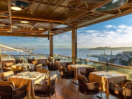 8 restaurants; breakfast, lunch and dinner served 