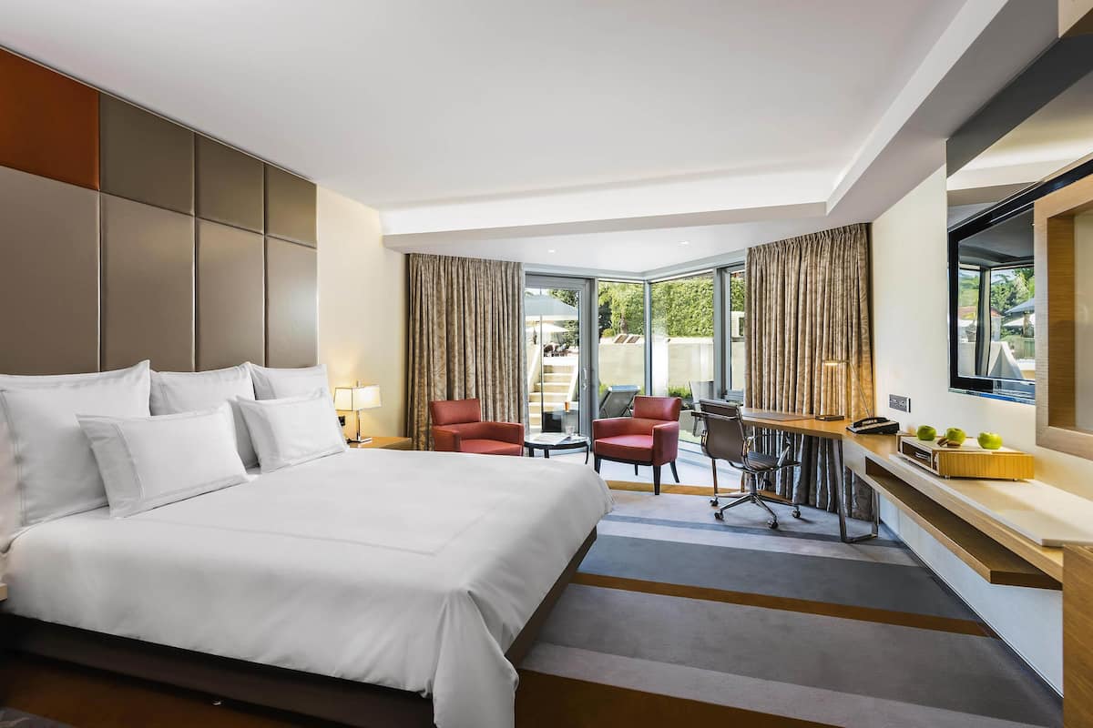 1 bedroom, hypo-allergenic bedding, minibar, in-room safe