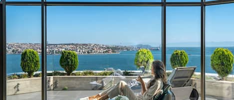 Hypo-allergenic bedding, minibar, in-room safe, desk