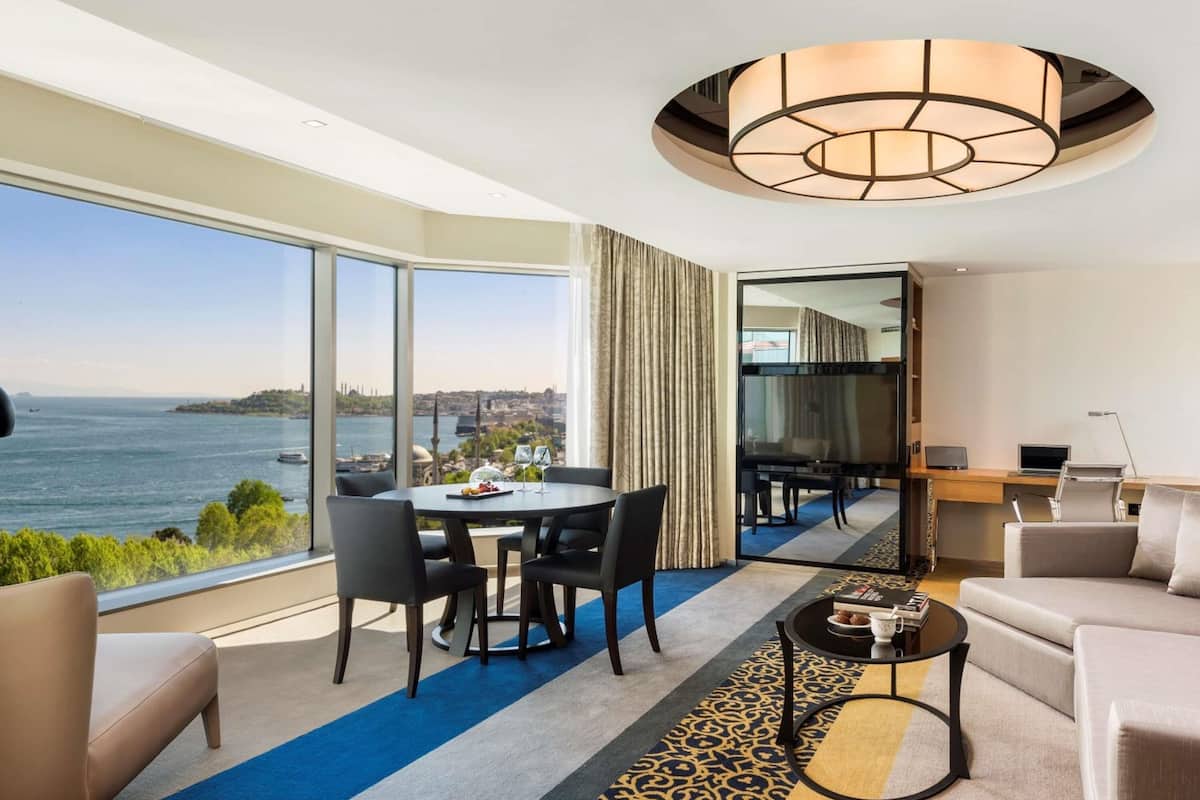 Deluxe Suite, 1 King Bed with Sofa bed (Bosphorus View) with executive lounge access | Hypo-allergenic bedding, minibar, in-room safe, desk