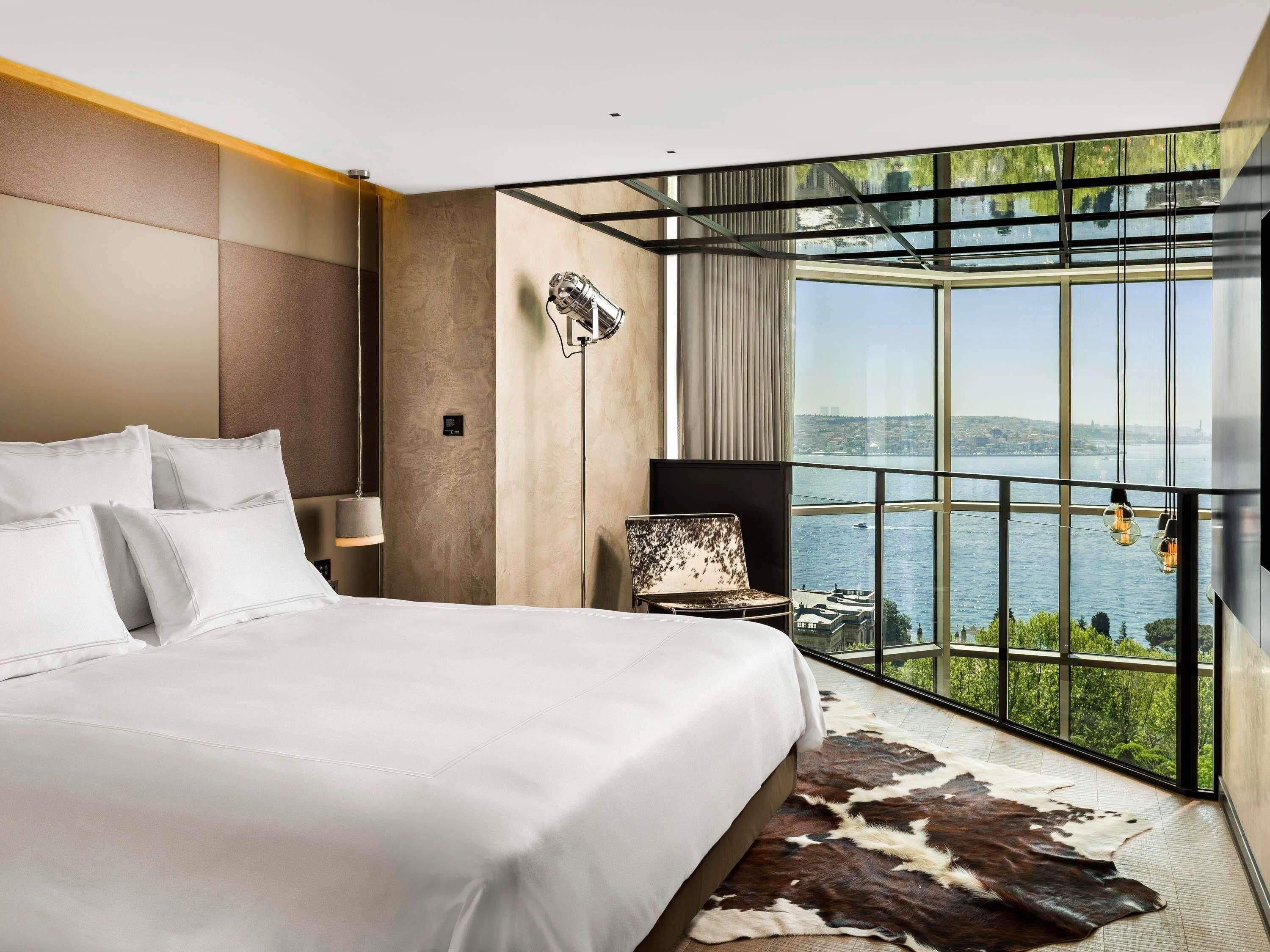 Signature Loft, 1 Double Bed, Corner with executive lounge access | Hypo-allergenic bedding, minibar, in-room safe, desk