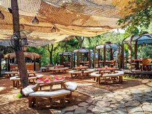8 restaurantes, se sirven desayunos, comidas y cocina internacional