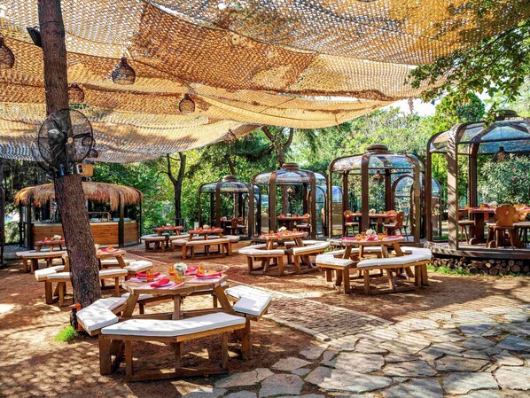 8 restaurants, breakfast, lunch, dinner served; international cuisine