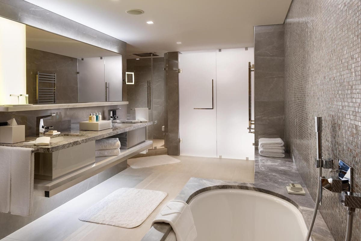 Deluxe Suite, 1 King Bed with Sofa bed, Garden View | 1 bedroom, hypo-allergenic bedding, minibar, in-room safe