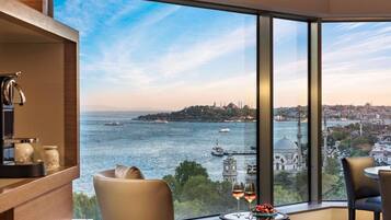 Deluxe suite, 1 kingsize bed met slaapbank (Bosphorus View) | Hypoallergeen beddengoed, een minibar, een kluis op de kamer, een bureau