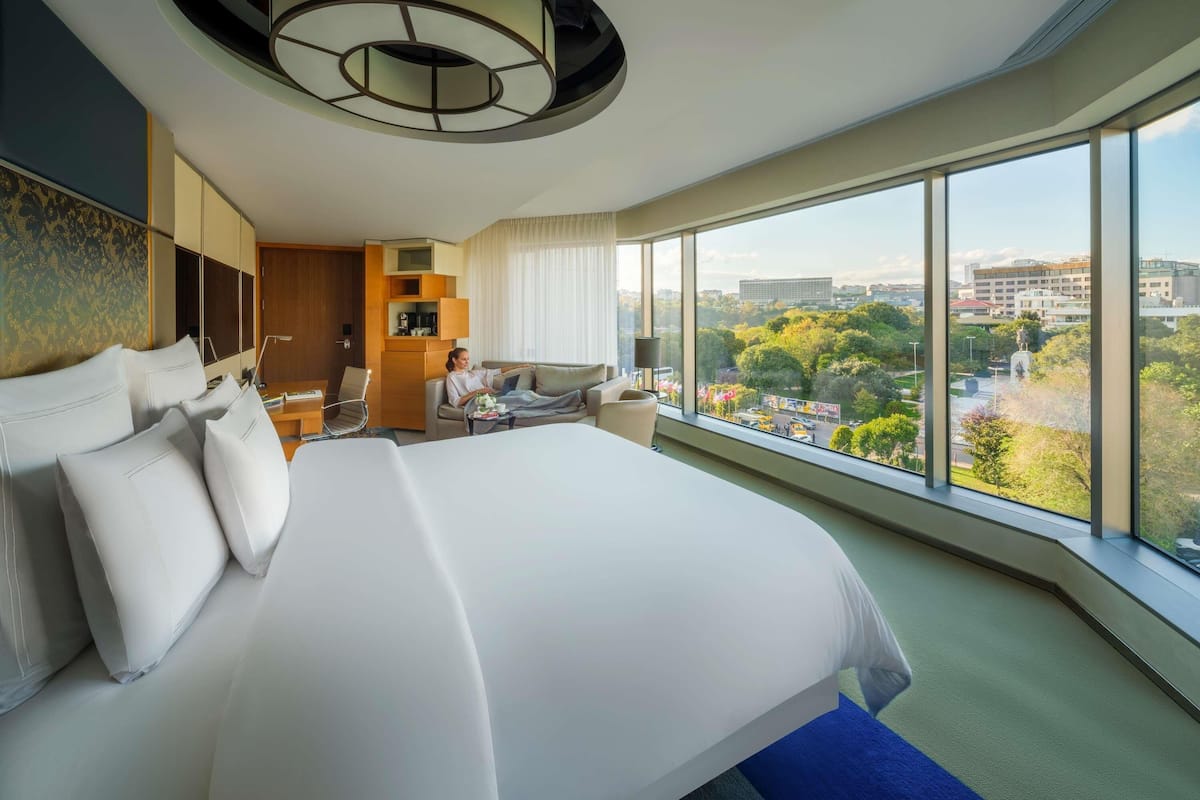 Room, 1 King Bed, Garden View, Corner | Hypo-allergenic bedding, minibar, in-room safe, desk