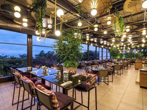 8 restaurants, breakfast, lunch, dinner served; international cuisine