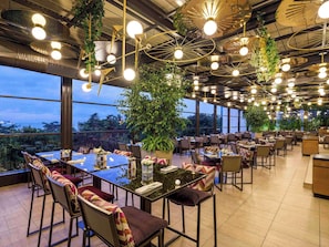 8 restaurants, breakfast, lunch, dinner served; international cuisine