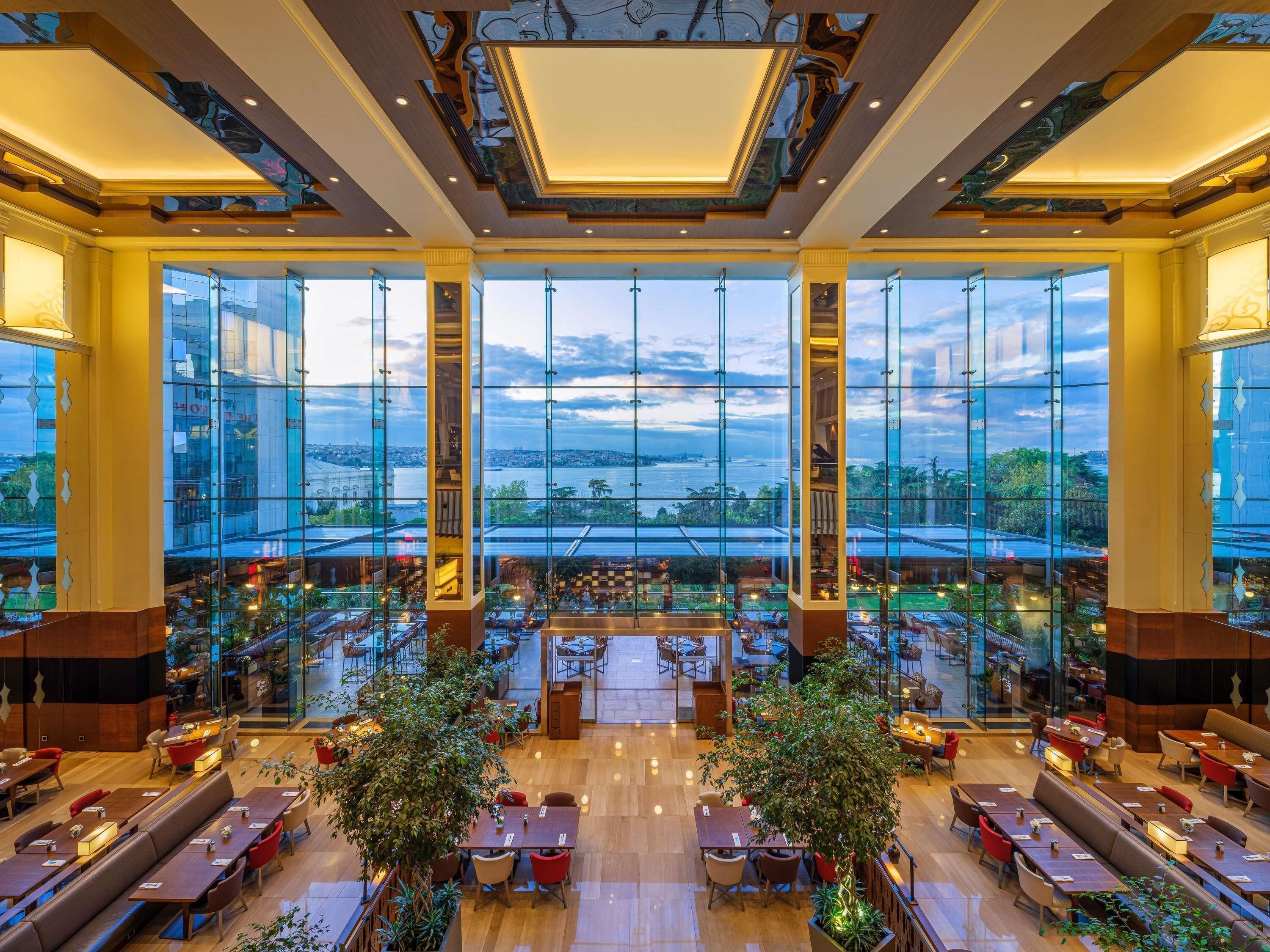 8 restaurants; breakfast, lunch, and dinner served