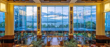 8 restaurants; breakfast, lunch, and dinner served