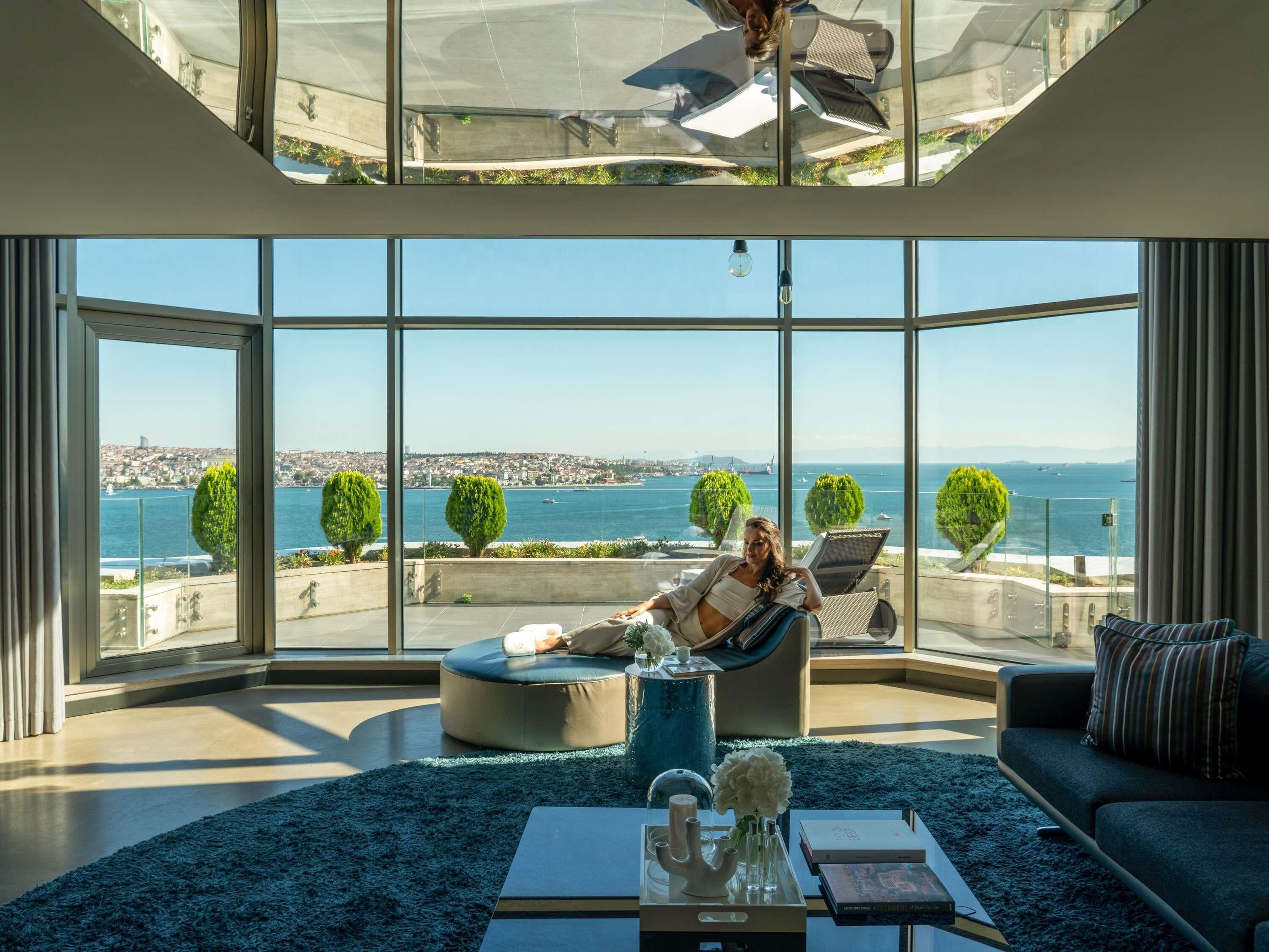 Loft com design assinado, 2 quartos, terraço | Roupas de cama antialérgicas, frigobar, cofres nos quartos, escrivaninha