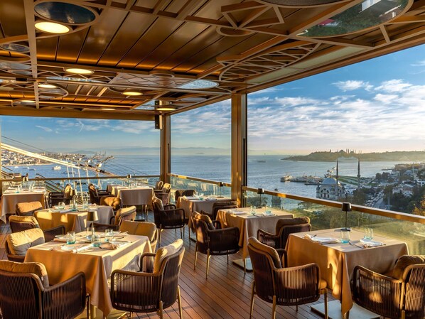 8 restaurants, breakfast, lunch, dinner served; international cuisine - Swissotel The Bosphorus Istanbul (Istanbul)