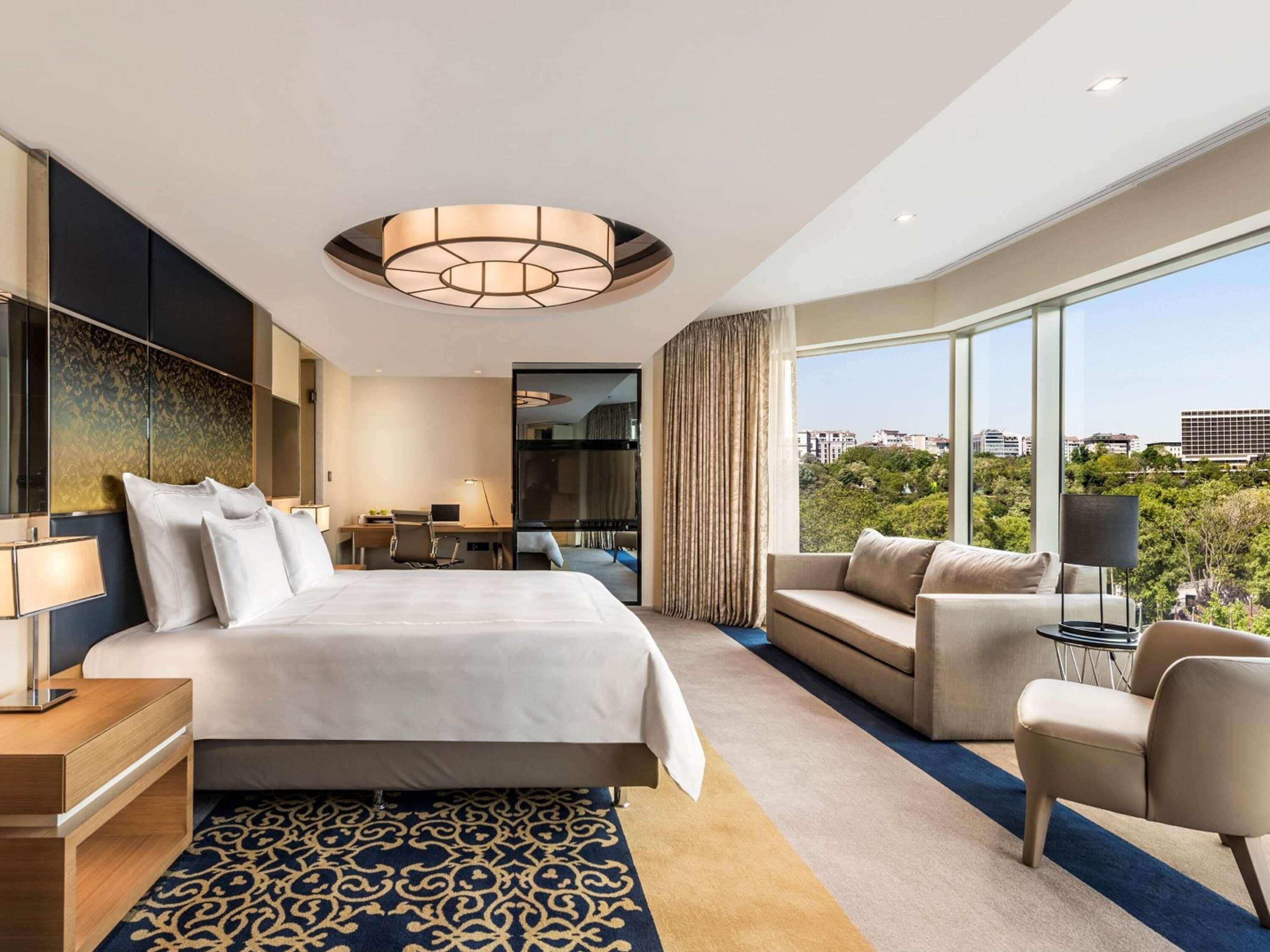 Swiss, Phòng Executive, 1 giường cỡ king, quang cảnh vườn, góc | Bộ đồ giường kháng dị ứng, minibar, két bảo mật tại phòng, bàn 