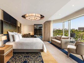 Swiss, Executive kamer, 1 kingsize bed, uitzicht op tuin, op de hoek | Hypoallergeen beddengoed, een minibar, een kluis op de kamer, een bureau