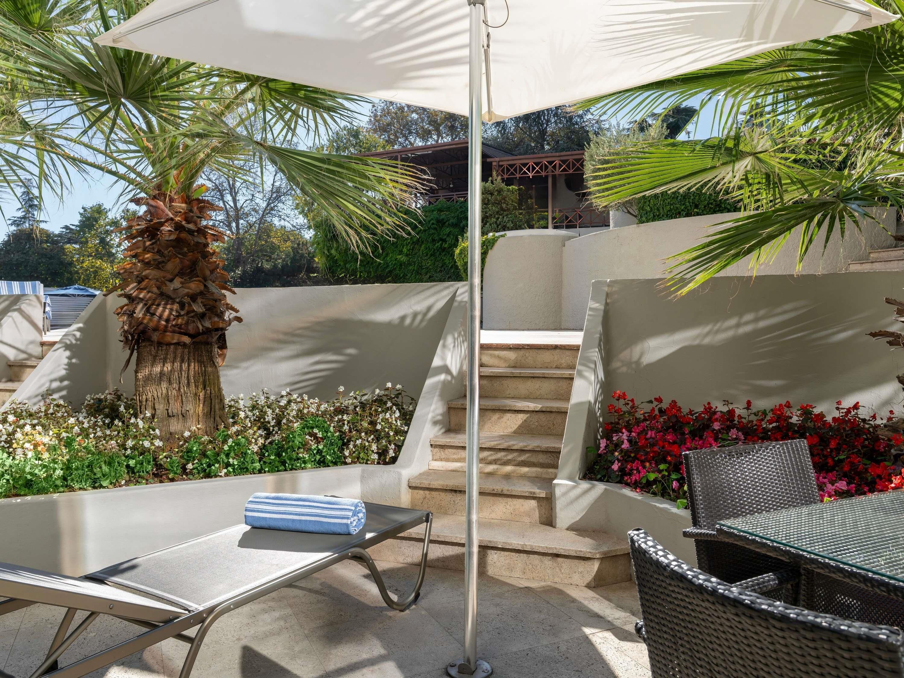 Chambre, 1 très grand lit, accès piscine