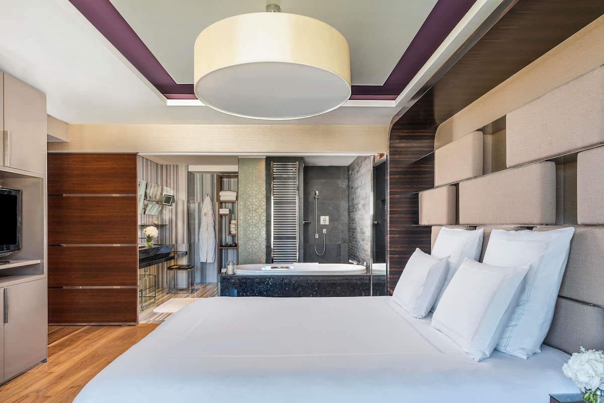 Hypo-allergenic bedding, minibar, in-room safe, desk