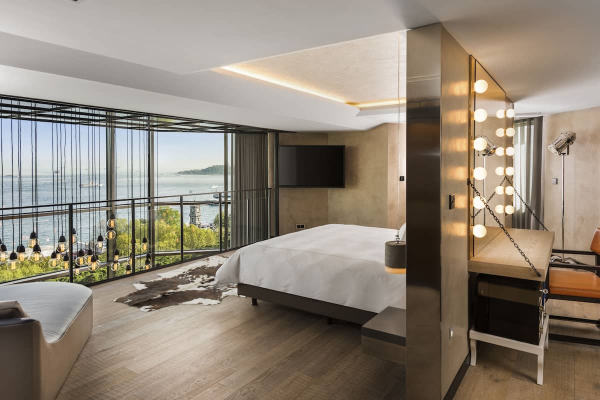 1 bedroom, hypo-allergenic bedding, minibar, in-room safe