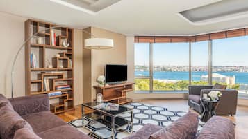 Hypo-allergenic bedding, minibar, in-room safe, desk