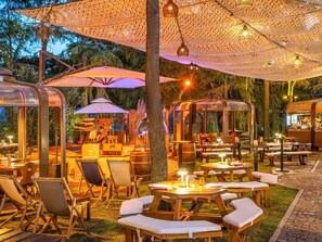8 restaurants, breakfast, lunch, dinner served; international cuisine