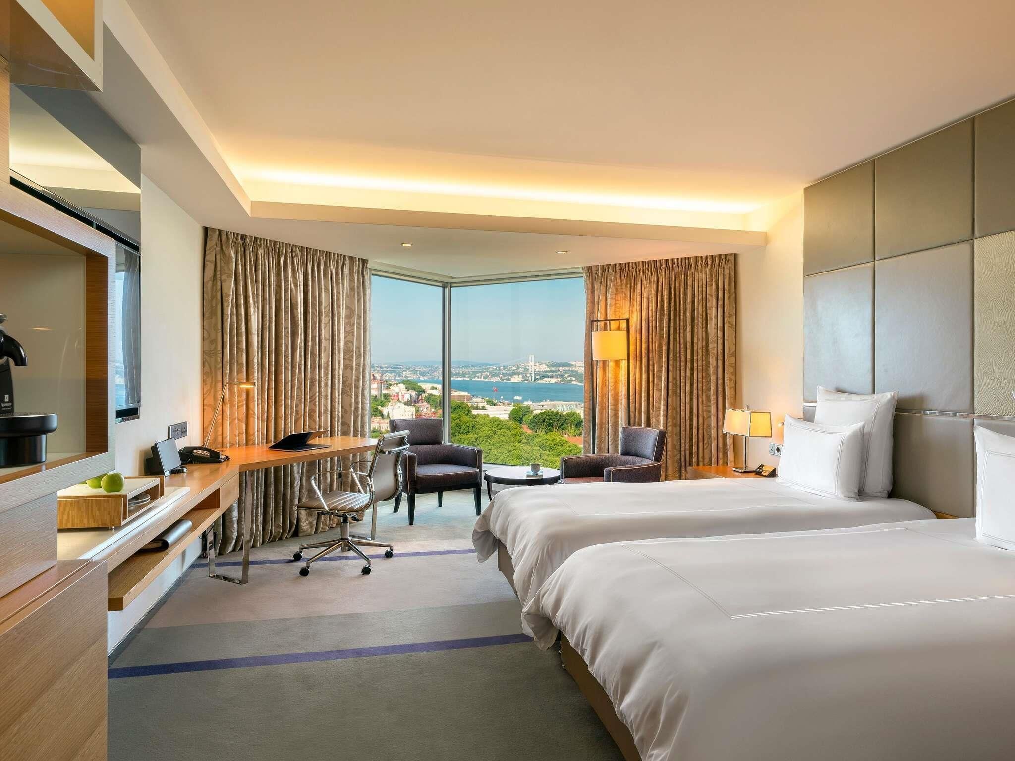 Hypo-allergenic bedding, minibar, in-room safe, desk