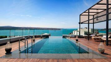 Sisäuima-allas, kauden mukainen ulkouima-allas, maksullisia cabañoita