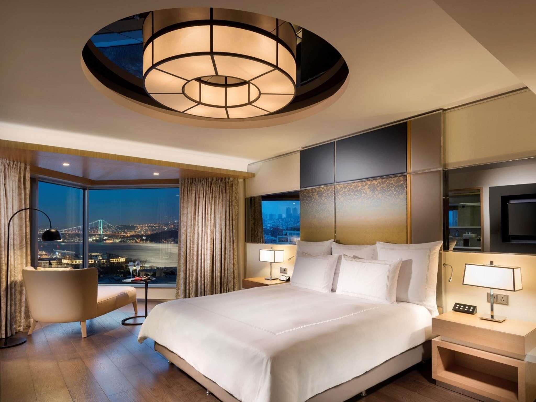 Suite, Jetted Tub with executive lounge access | Hypo-allergenic bedding, minibar, in-room safe, desk