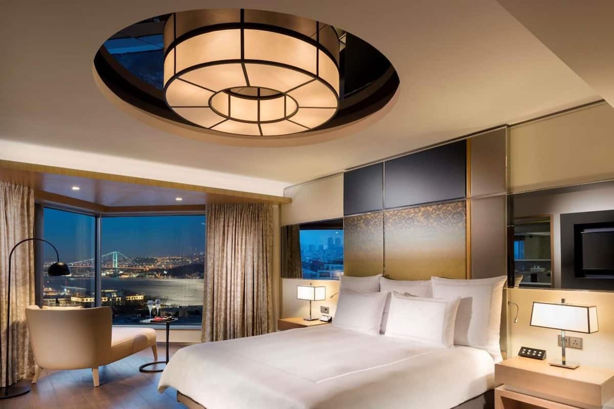 Suite, Jetted Tub with executive lounge access | Hypo-allergenic bedding, minibar, in-room safe, desk