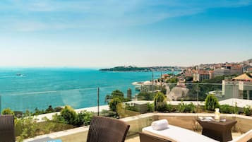 Hypo-allergenic bedding, minibar, in-room safe, desk