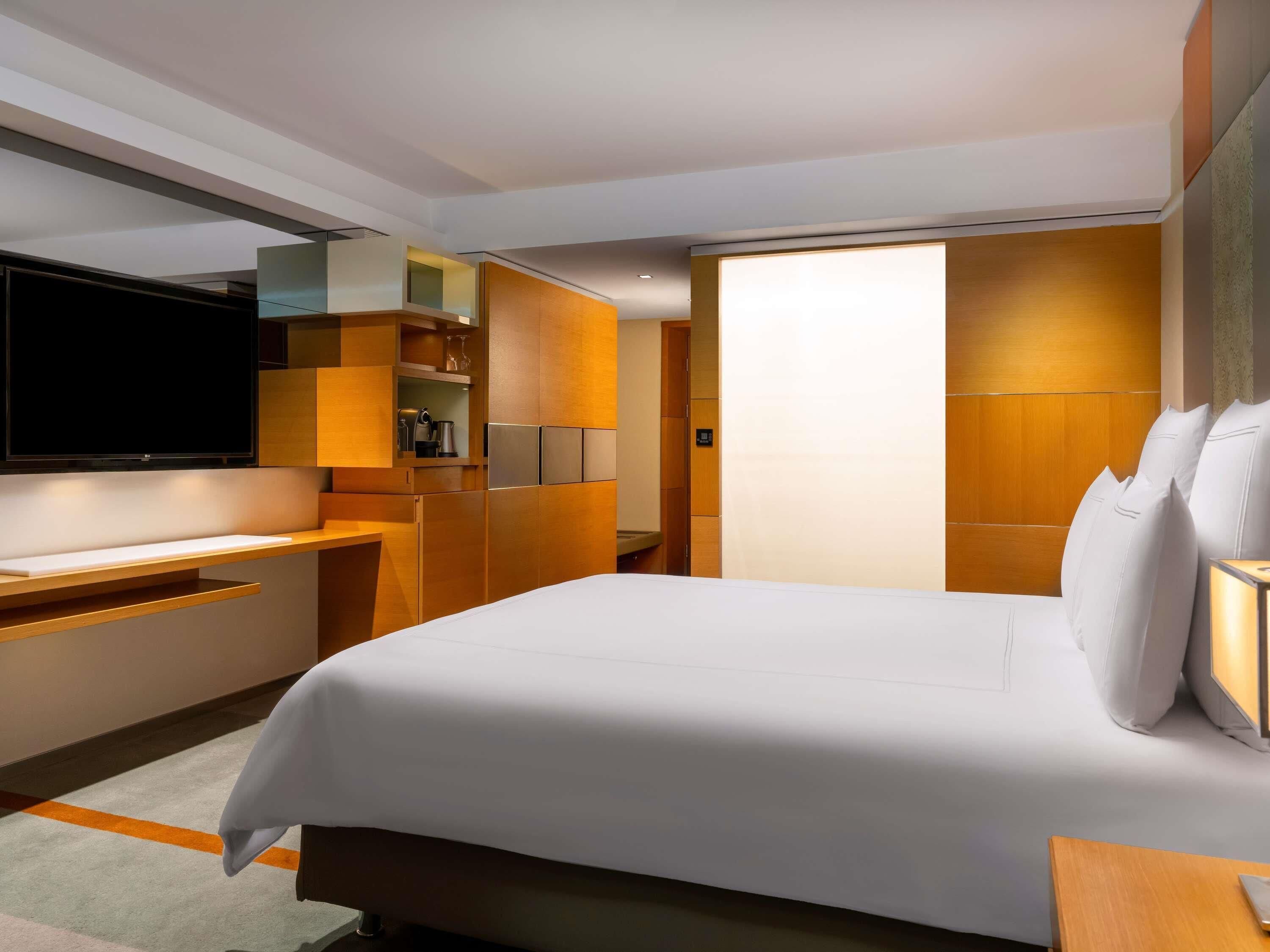 Hypo-allergenic bedding, minibar, in-room safe, desk